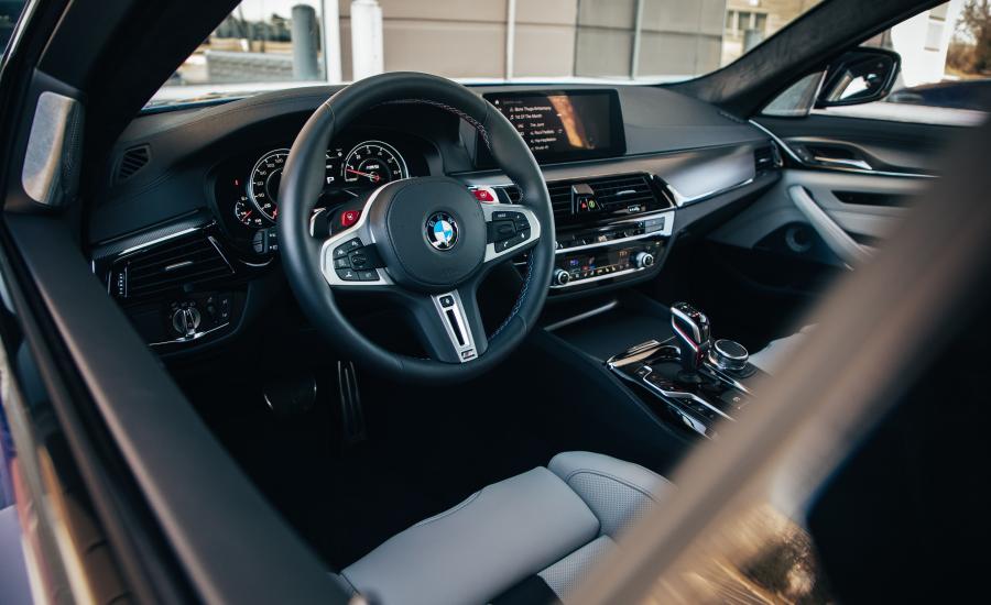 Интерьер BMW M5 Competition (F90) 2018 года  (NA) (фото 29 из 40)